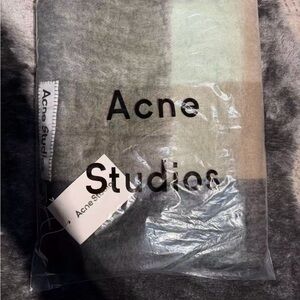 Acne Studios Elegant Gray and Cream Scarf